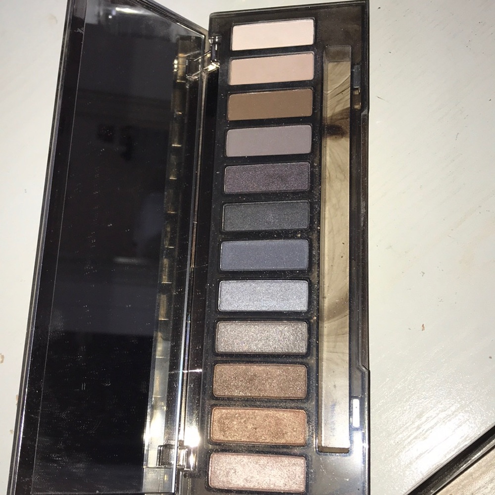 Naked Smokey Urban Decay eyeshadow palette